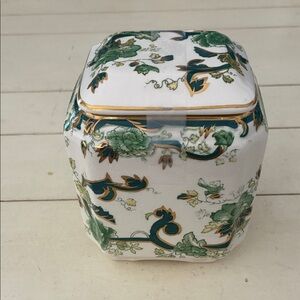 Mason’s antique porcelain tea jar from the Chartreuse 
Collection.
